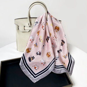 Detailansicht eines rosa Satin-Seidentuchs mit Cartoon-Hunden und gestreiftem Rand
