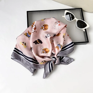Detailaufnahme des rosa Satin-Halstuchs mit Hundemotiven und gestreiftem Rand