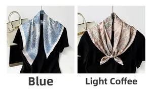 Comparaison détaillée de foulards en satin à motif paisley en bleu et marron clair