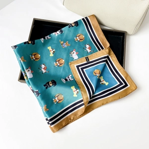 Detailansicht des Satin-Seidenquadrats mit Hundemustern und Polyester-Pflegeetikett am Saum