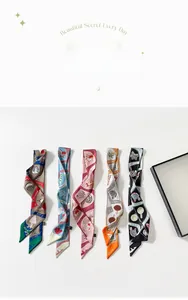 Détail de cinq foulards en soie twilly colorés pour sacs et coiffures de mode féminine