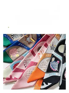 Détail de twillys en soie multicolores avec motifs zèbre et étoiles en designs variés