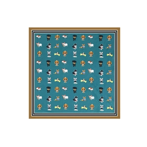 Detail eines Satin-Halstuchs mit dunkelblauem Hintergrund und süßen Hunde-Motiven
