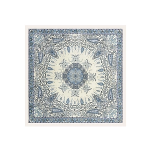 Détails de l'imprimé paisley bleu et mandala sur un foulard carré en satin de soie