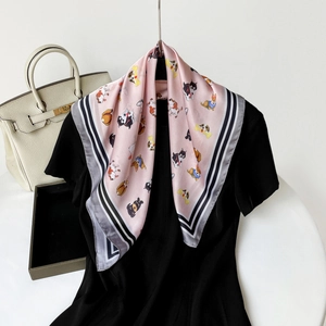 Rosa Satin-Viereck-Seidenschal mit Cartoon-Hundemuster und schwarz-weißem Streifenrand