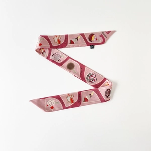 Détail d'un foulard en soie rose et rouge avec motifs de zèbre et glace cartoon