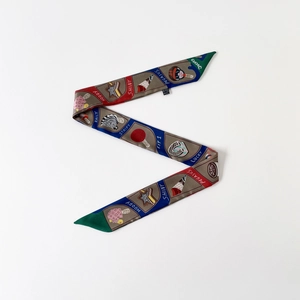 Détail d'un foulard en soie avec motifs zèbre et jockey sur fond blanc immaculé