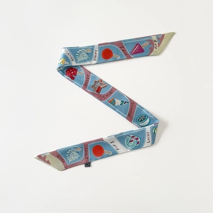 Détail d'un foulard étroit en soie avec motifs de Pégase et finitions bleu pastel