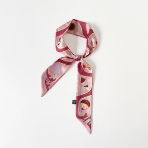 Détail rapproché du foulard twilly avec imprimé dessert et texture polyester de qualité