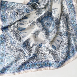 Carré en soie avec imprimé paisley et mandala classique en tons crème et bleu