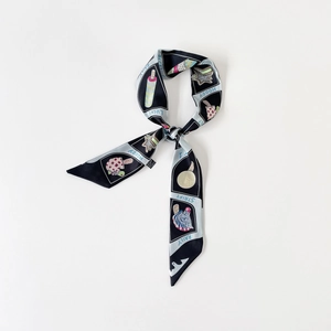Détail d'un foulard twilly en soie avec imprimés de desserts et motifs de zèbres