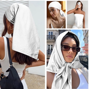 Vues détaillées d'un foulard en satin blanc porté en bandeau et en haut court tendance de mode