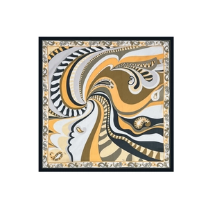 Dettaglio macro di foulard quadrato in seta con motivo geometrico astratto giallo e grigio vortice