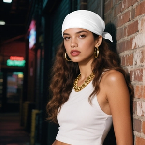 Carré de soie blanc élégant porté en bandeau pour un look urbain chic et satiné
