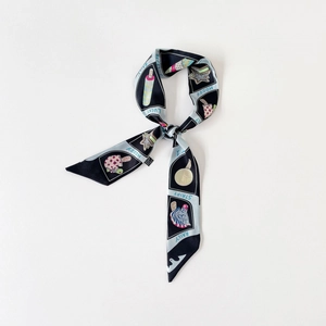 Petit foulard twilly avec imprimé dessert et lettrage lucky pour cheveux et sacs