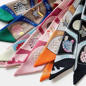 Ensemble de foulards Twilly satinés aux motifs zèbres colorés en disposition d'éventail