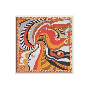 Dettaglio della stampa paisley pop art astratta e trama in seta sulla sciarpa quadrata