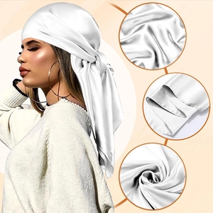 Gros plan détaillé du durag en satin blanc montrant la texture et les coutures de qualité