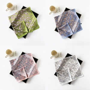 Seidiges Set quadratischer Halstücher mit Paisleymuster in Grün, Blau, Rosa und Beige