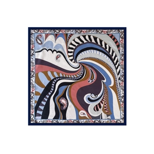 Dettaglio della stampa paisley geometrica su un foulard quadrato in seta sintetica blu