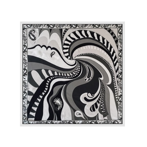 Dettaglio del motivo geometrico paisley bianco e nero su un foulard di seta quadrato