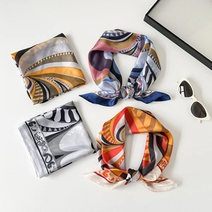 Set di foulard in raso di seta con stampa geometrica elegante e finitura lucida per donna