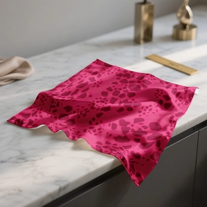 Foulard di seta rosa con stampa leopardata su lussuoso sfondo di marmo bianco