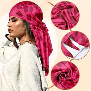Foulard quadrato in raso rosa con stampa leopardata da donna con vari modi di indossarlo