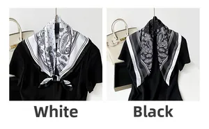 Dettaglio di foulard quadrati in raso con motivo paisley in nero e bianco