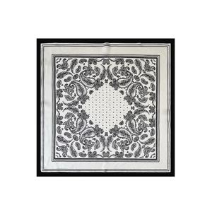 Bandana quadrata in raso con classico motivo paisley nero e dettagli a pois piatti
