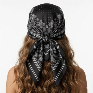 Elegante foulard in satin bianco e nero con motivo paisley stile bandana per donne