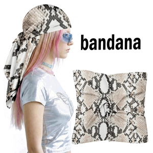 Foulard Carré en Satin pour Femme Imprimé Peau de Serpent Bandana Effet Soie Foulard de Cou Accessoire de Cheveux pour Fête