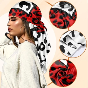 Foulard en satin imprimé léopard rouge et noir avec motifs de cœur et texture soie