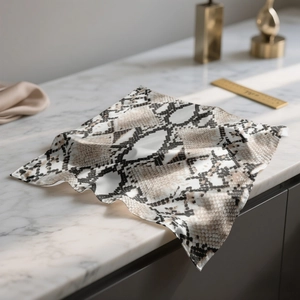 Carré de soie luxueux avec imprimé serpent sur une surface en marbre blanc élégant