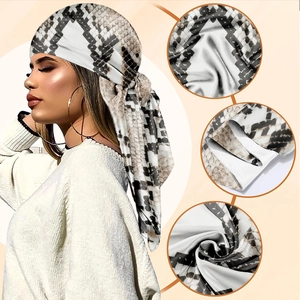 Carré de soie à imprimé serpent pour femme porté en foulard avec détails de drapage