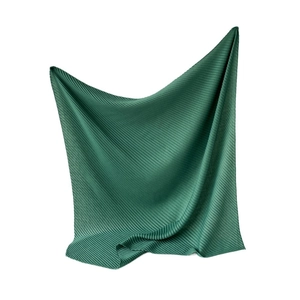 Écharpe carrée plissée vert foncé pour femme avec texture froissée élégante
