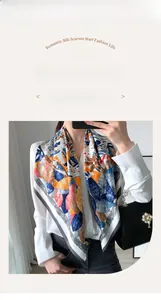 Détail du foulard en sergé 90x90cm avec imprimé floral coloré et texture élégante