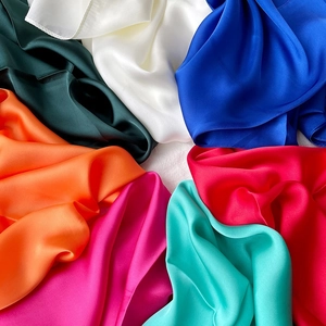 Seidige quadratische Halstücher in lebendigen Farben mit glänzender Satin-Oberfläche