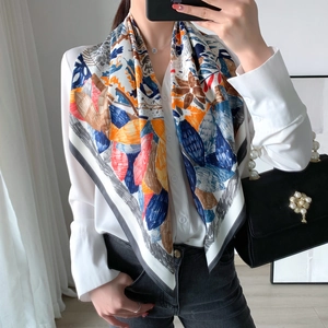 Élégant foulard en soie aux motifs de feuilles abstraites et bordure noire chic