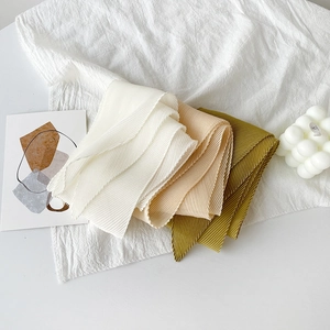 Set di sciarpe di seta a pieghe minimalista francese nei colori crema, giallo e verde