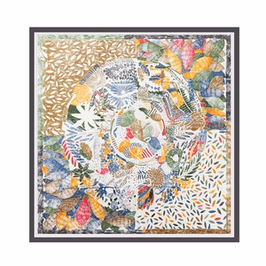 Carré en soie avec motifs de feuilles abstraits colorés et blocs de couleurs audacieux