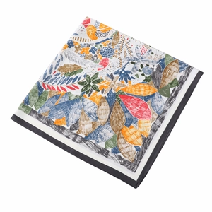 Détail d'un carré de soie en sergé coloré avec des motifs artistiques de fleurs et d'oiseaux