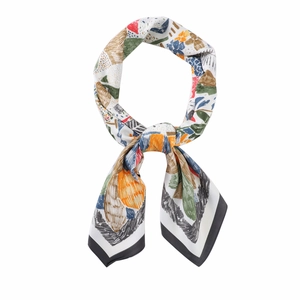 Détail d'un foulard en soie avec motifs floraux abstraits et bordures noires élégantes