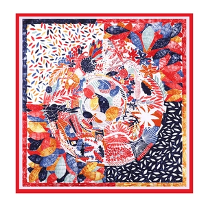 Vue détaillée d'un grand foulard en soie au motif floral abstrait et coloré