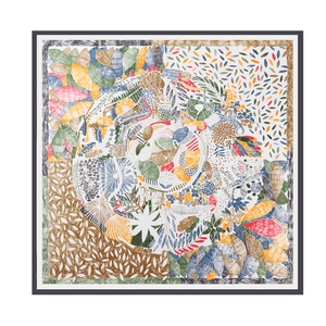 Détail artistique du motif de feuilles et du patchwork coloré sur un foulard carré 90cm
