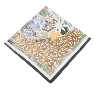 Détail de l'imprimé plante tropicale sur foulard en soie avec motifs de feuilles et bordures