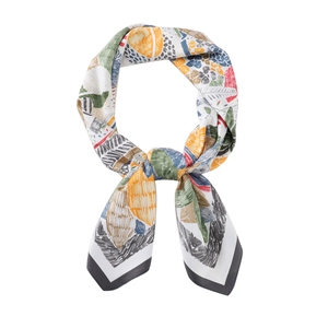 Détail du motif abstrait peint à la main sur un foulard en soie sergé lisse et chic