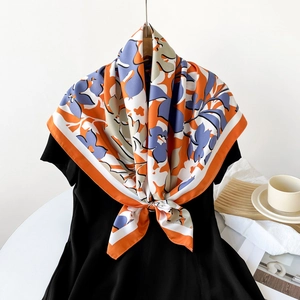 Carré de soie aux motifs floraux abstraits orange et violet pour un style tendance élégant