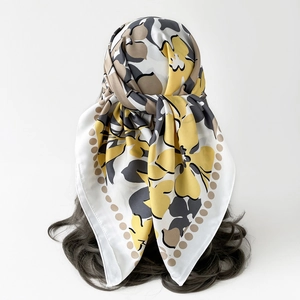 Vue détaillée d'un foulard en soie de 90cm avec motif floral porté comme un bandeau