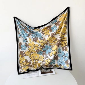 Détail d'un foulard léger en soie à fleurs avec un drapé élégant et une texture lisse